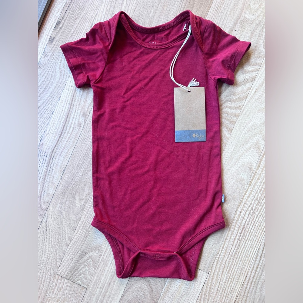 BNWT: Kyte Baby Short Sleeve Bodysuit In Ruby | 12-18 months